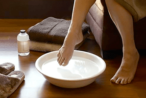 Baño de pés contra fungos nas unhas