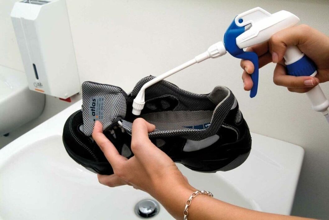 Limpar os zapatos con fungos usando un dispositivo