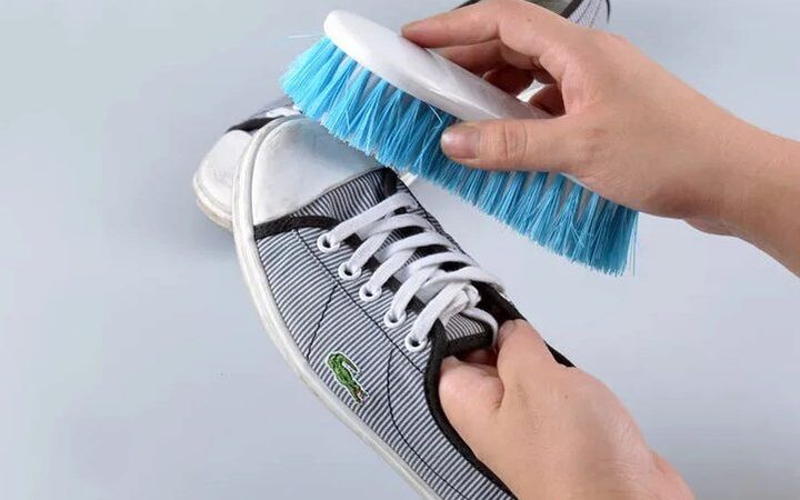 Limpar os zapatos contra os fungos nas unhas